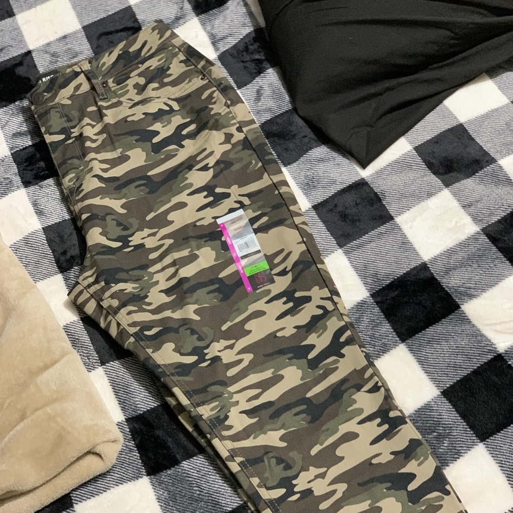 Camouflage print skinny jeans